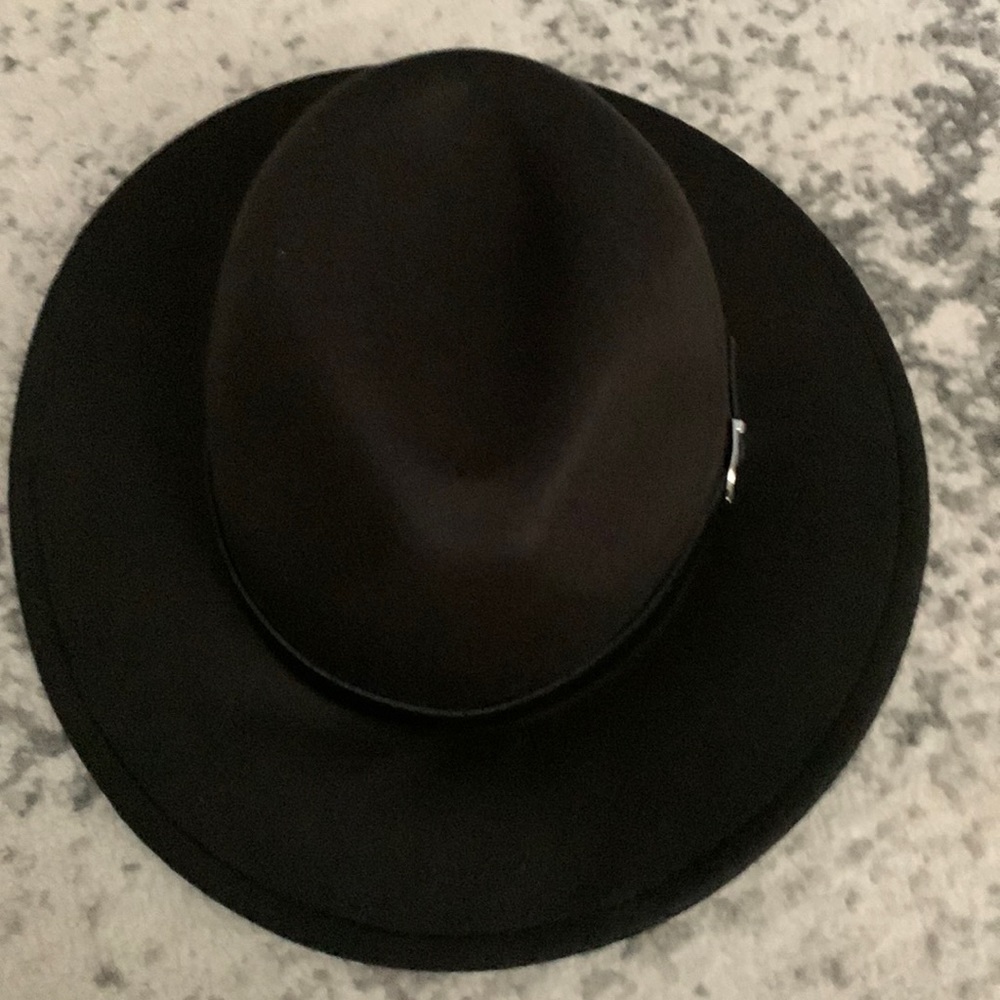Black velvet Fedora with black leather belt.